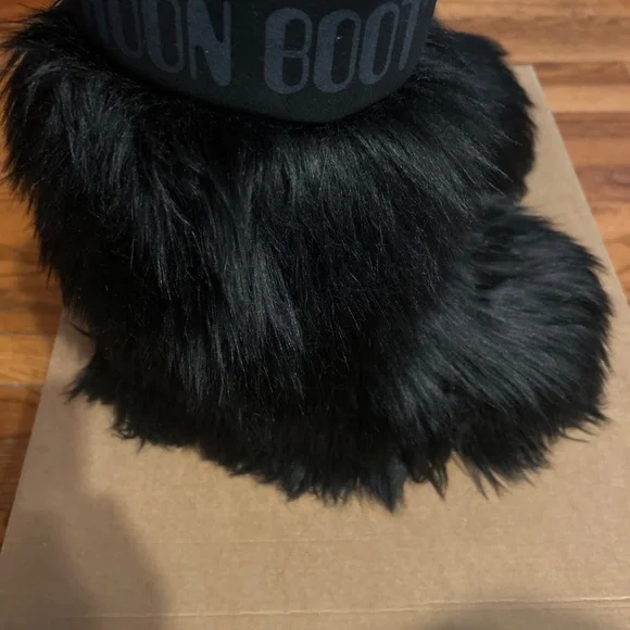 Fur Moon Boots - Picture 4 of 4